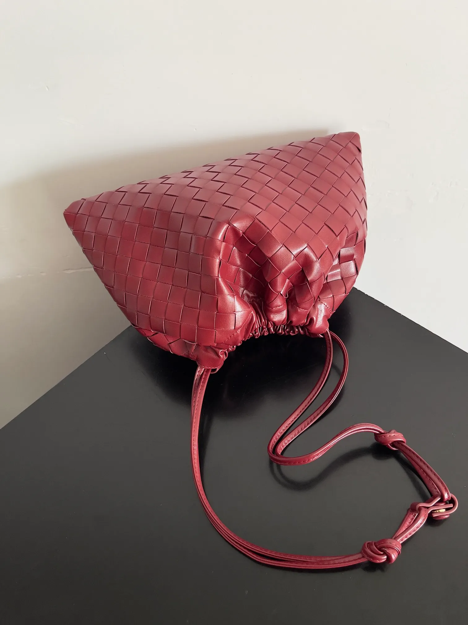 Batch 1560 Armpit bags have become a fashionable item that every girl has in their hands in recent years🛍️. The elegant and simple style has won the love of many people of different ages. However, there is an unavoidable trouble with armpit bags, that is, the capacity is too small, and BOTTEGA VENETA’s new Dustbag Considering people's travel needs, the capacity of garbage bags has been greatly upgraded. Folding umbrellas, water cups, and girls' makeup powder and lipstick can all be accommodated. It is very light and resistant to dirt. Even if you have a lot of things when traveling, it can reduce the burden to a certain extent. The shoulder straps are buckled and can be changed at will. It can be used for hand holding or as the liner of a large bag. After the drawstring is drawn, it looks like a cloud bag. It is very suitable for concave styling when traveling in summer🙋🏻‍♀️ Style number: 796728 Size: 32*23*1cm